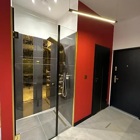 Апартаменты Darkhouse Versace Red *
