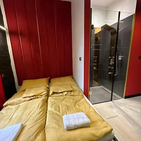 Apartment Darkhouse Versace Red *